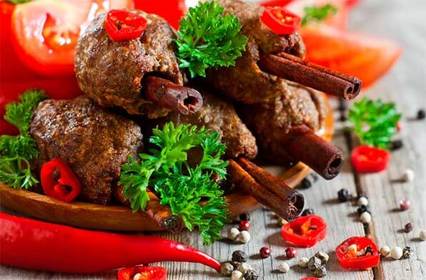 Rolinhos de carne com especiarias e vegetais é um exemplo de nutrição adequada